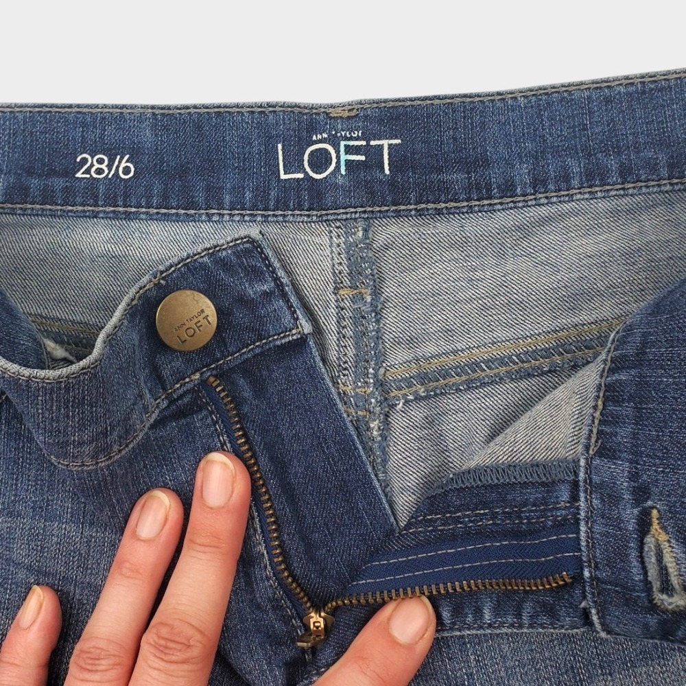 Ann Taylor LOFT Womens Denim Shorts Size 28/6 Medium Wash Blue Raw Hem Mid Rise - Picture 3 of 5